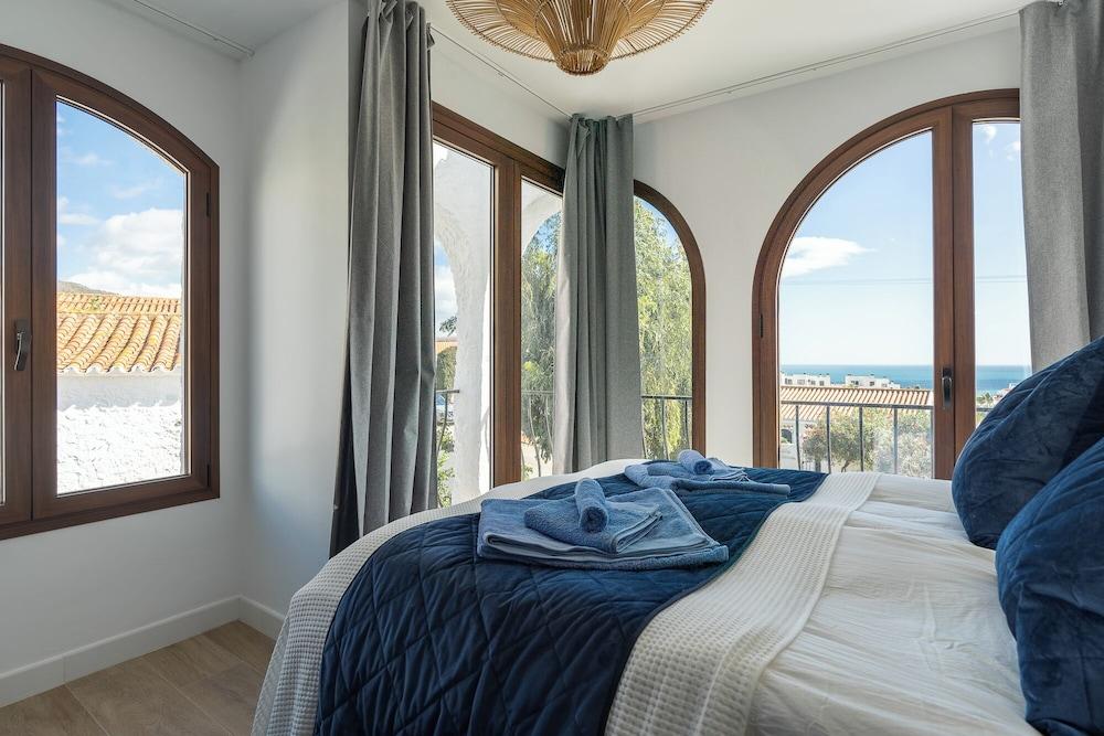 Luxury House With Private Heated Pool in Nerja!