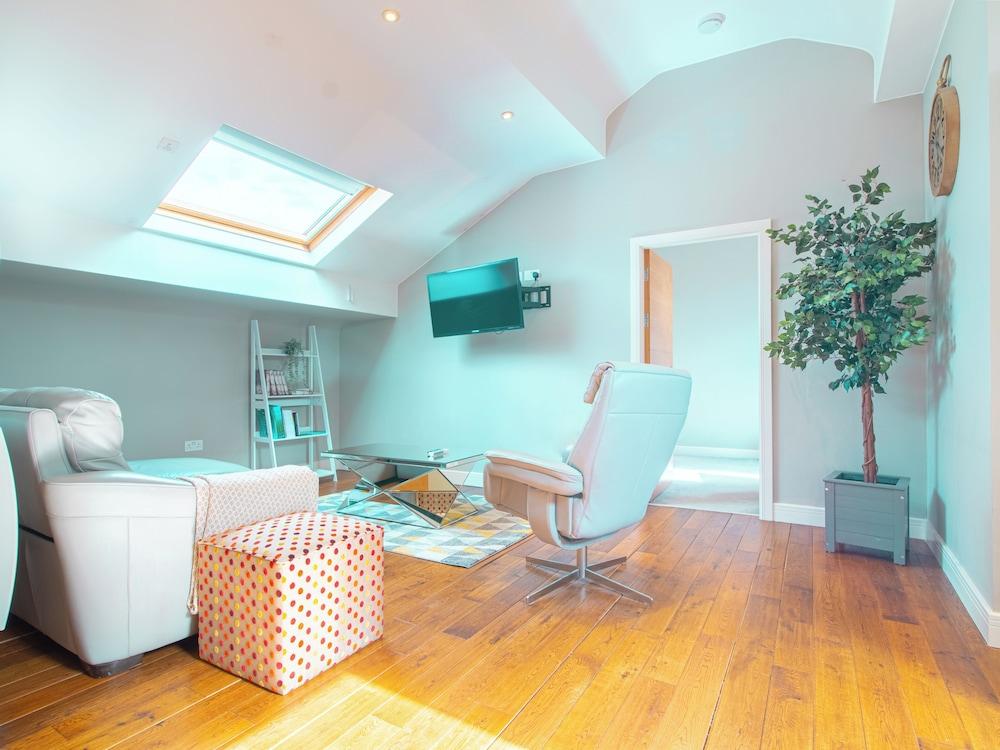 Sheffield Bliss House - Charming Home by Avo