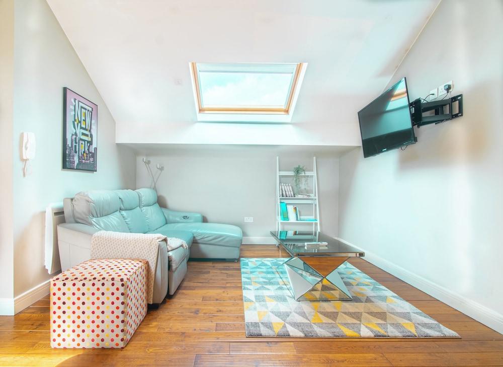 Sheffield Bliss House - Charming Home by Avo