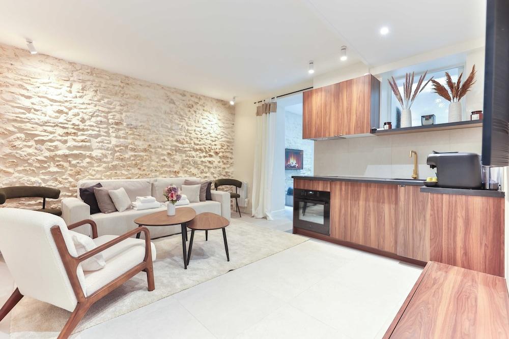 Peaceful Apartment in Eiffel Tower