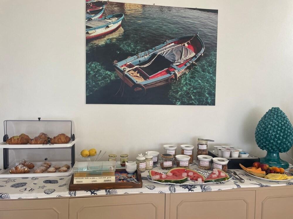 Room in B&B - Suitebeach bnb and Resort