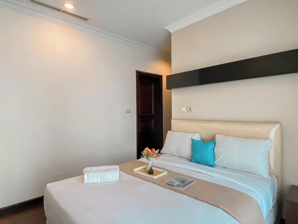 Spacious And Modern Look 3Br Bellezza Apartment