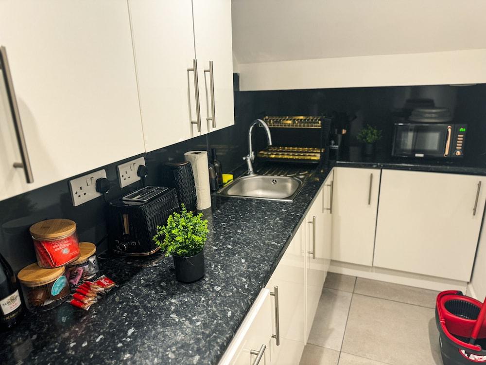 5 Minute Walk To Reading Station