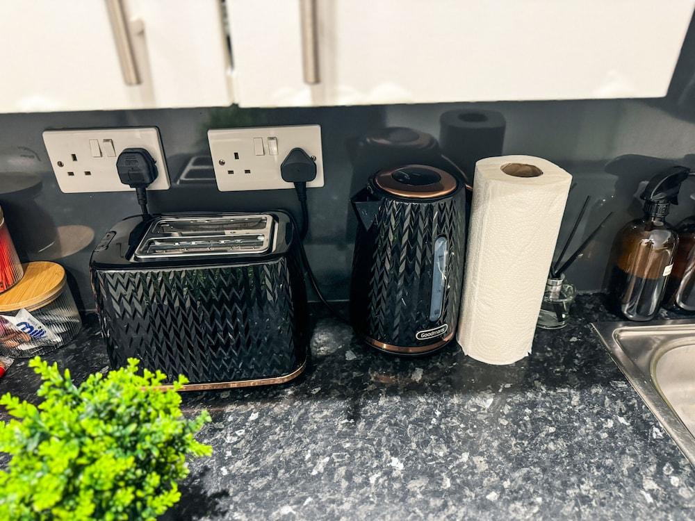 5 Minute Walk To Reading Station