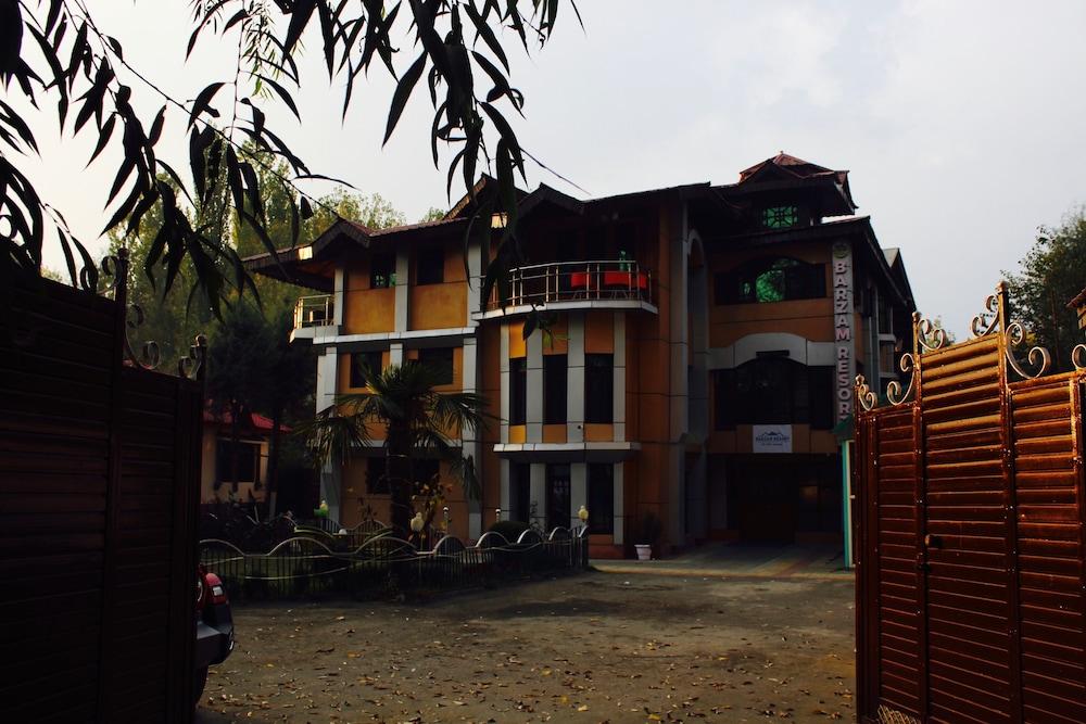 Barzam Lake View Resort