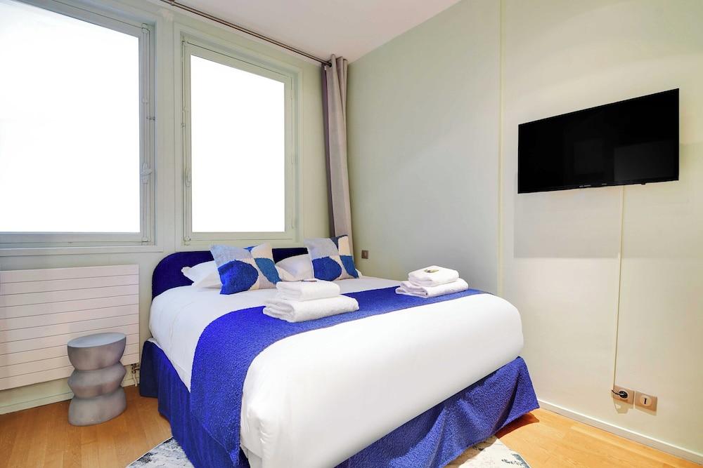 Fabulous House : a Gem in Chic Western Paris