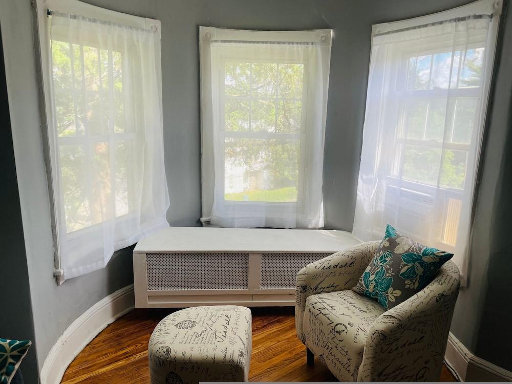 Charming 1BR Apartment Near Train Station