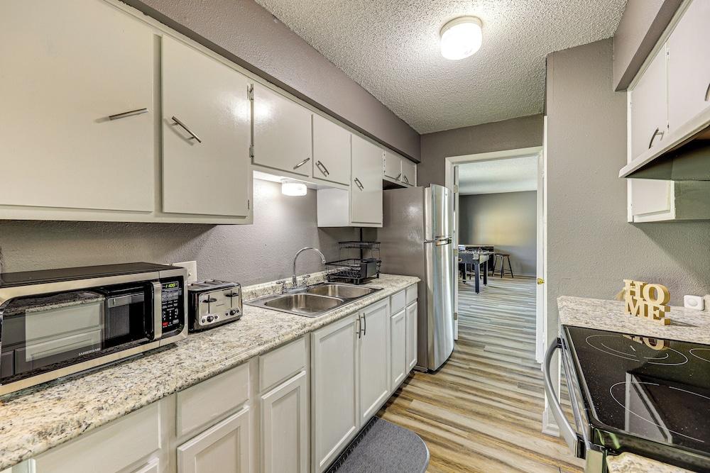 12 Mi to The Alamo: Converse Home w/ Foosball