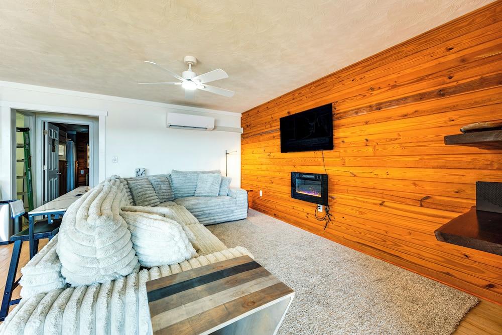 Dock + Views: High Rock Lake Hideaway!