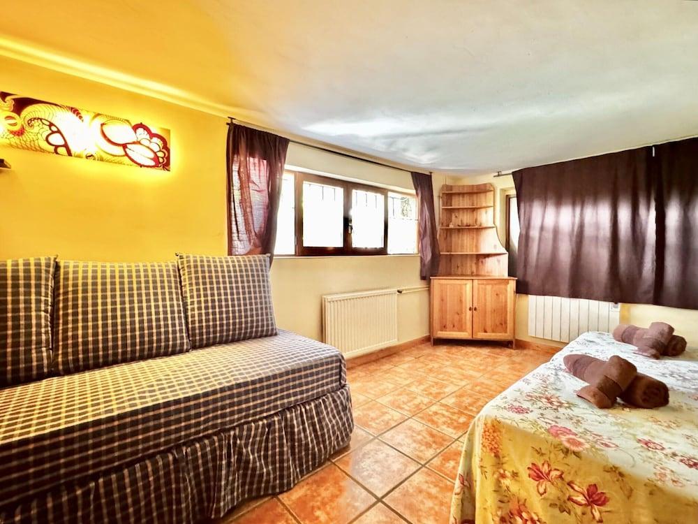 Rural Apartment With Direct Access to the Pool