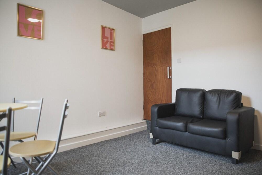 Room in Guest Room - Cheerful Big Room in Leicester