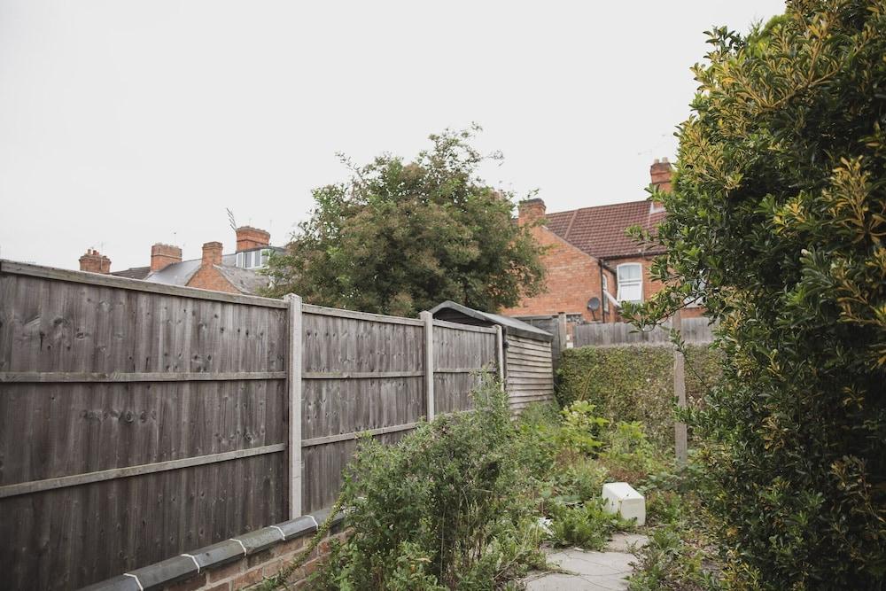 Room in Guest Room - Cheerful Big Room in Leicester