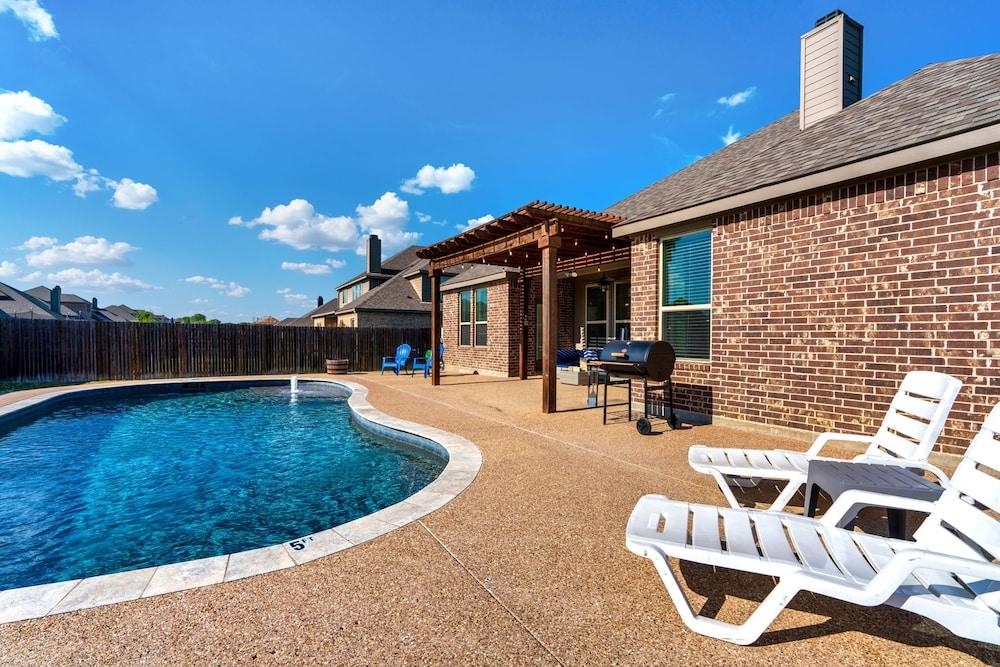 The Noble House Near Magnolia with Pool