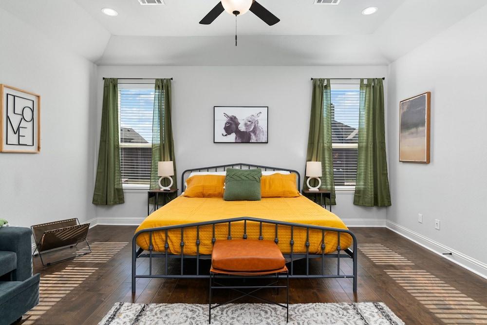 The Noble House Near Magnolia with Pool