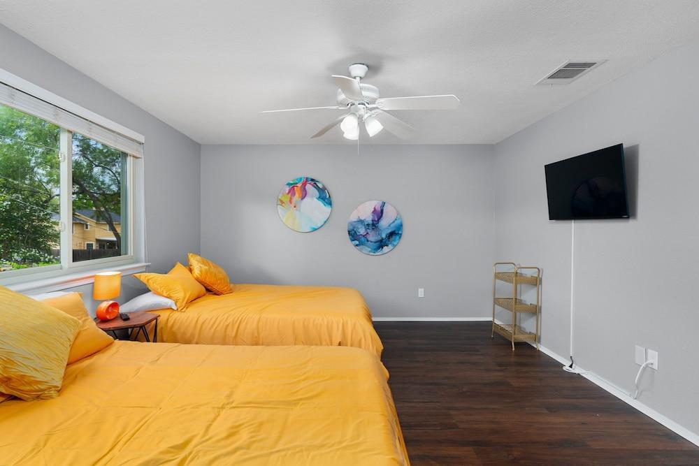 70s House Fun 6 Bedroom Pool Game Room