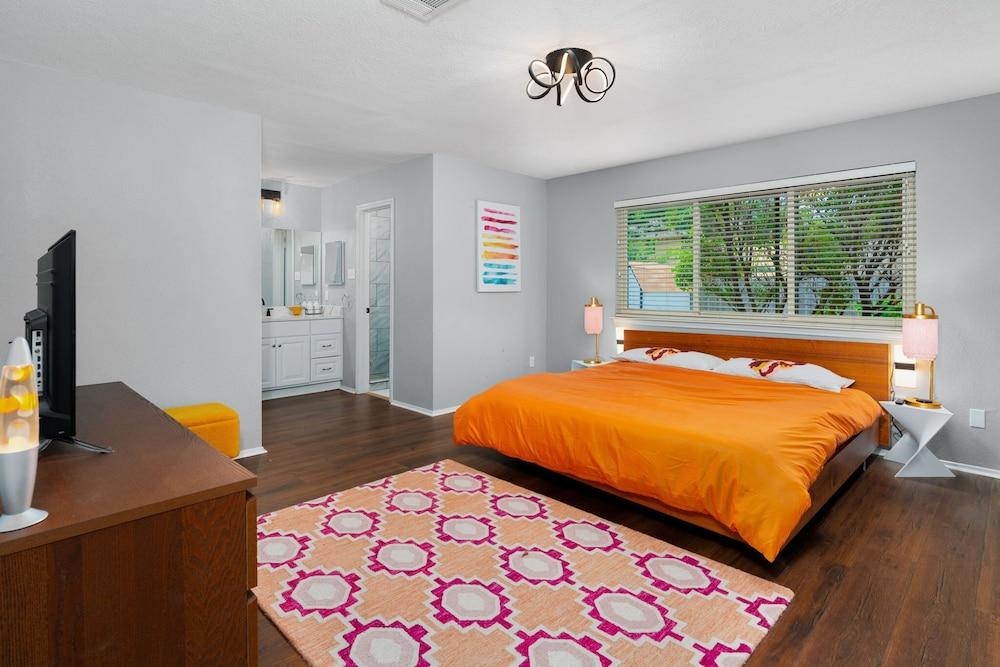 70s House Fun 6 Bedroom Pool Game Room