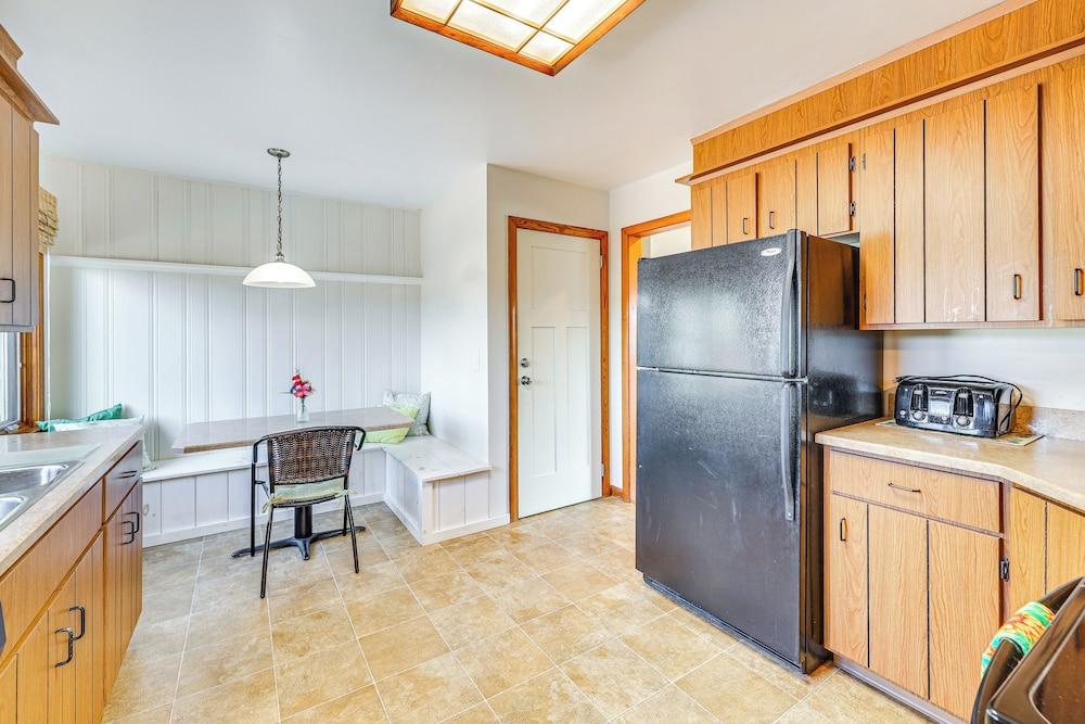 4 Mi to Beach: Furnished Deck at Waterford Home!