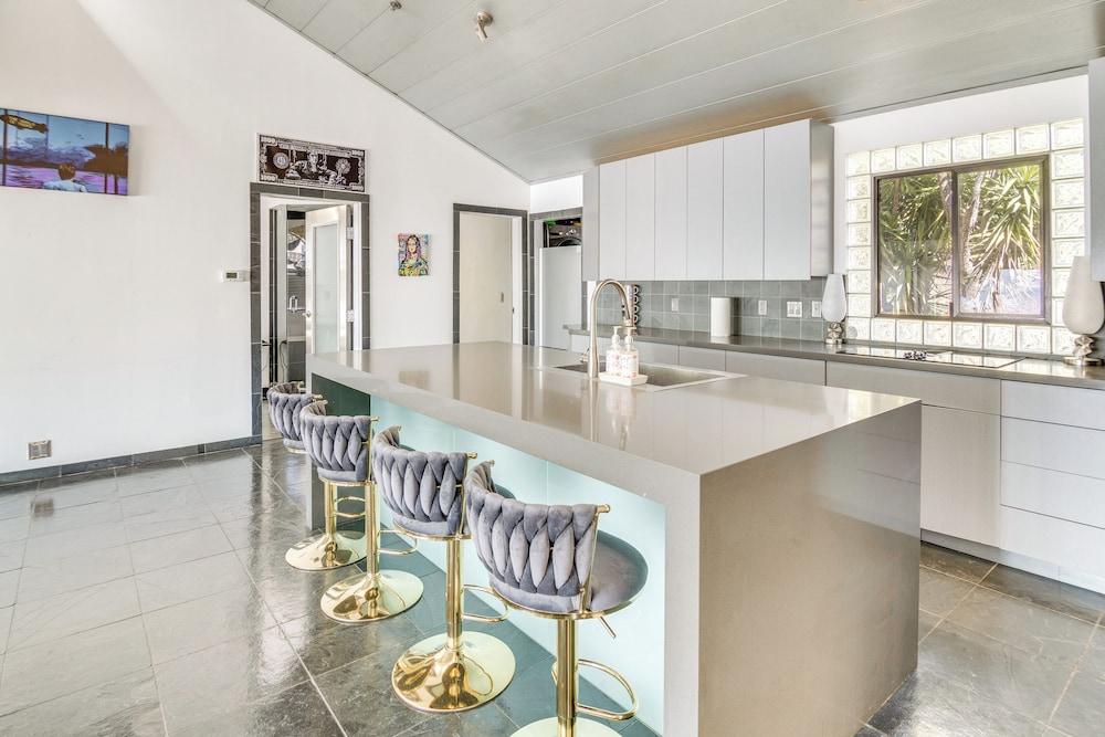 Pool, Spa & Ocean Views - Modern Home in Malibu!