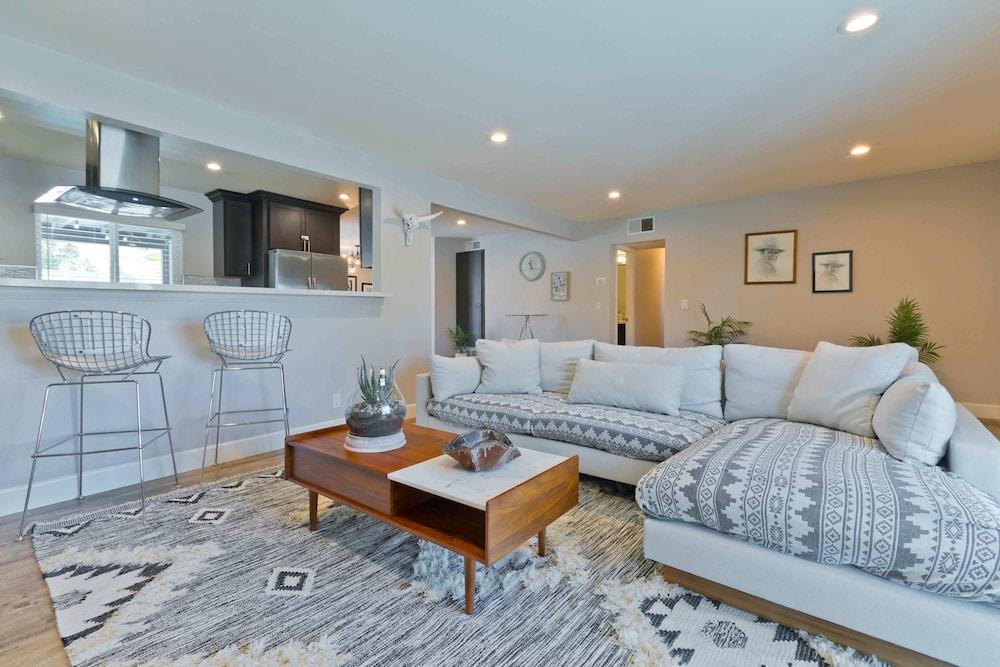 Modern Home w Private Pool Spa Pets Welcome