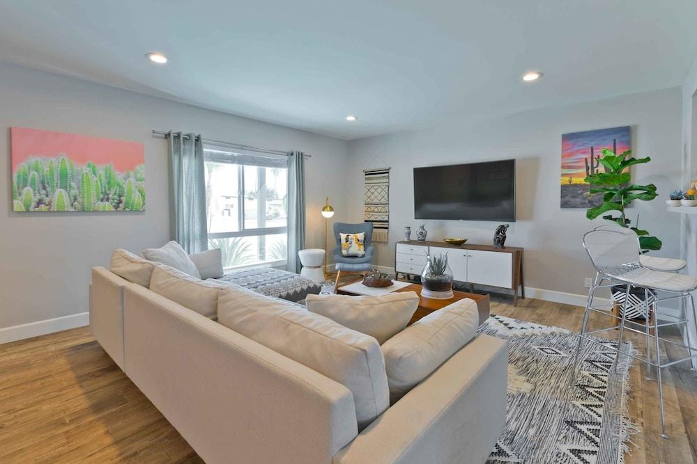 Modern Home w Private Pool Spa Pets Welcome