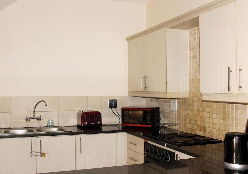 Cozy 3 Bed Duplex ,sleeps 6 With Double Bathroom