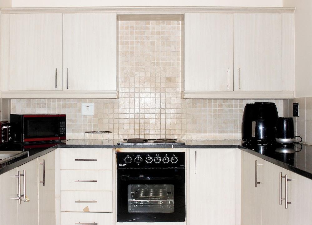 Cozy 3 Bed Duplex ,sleeps 6 With Double Bathroom