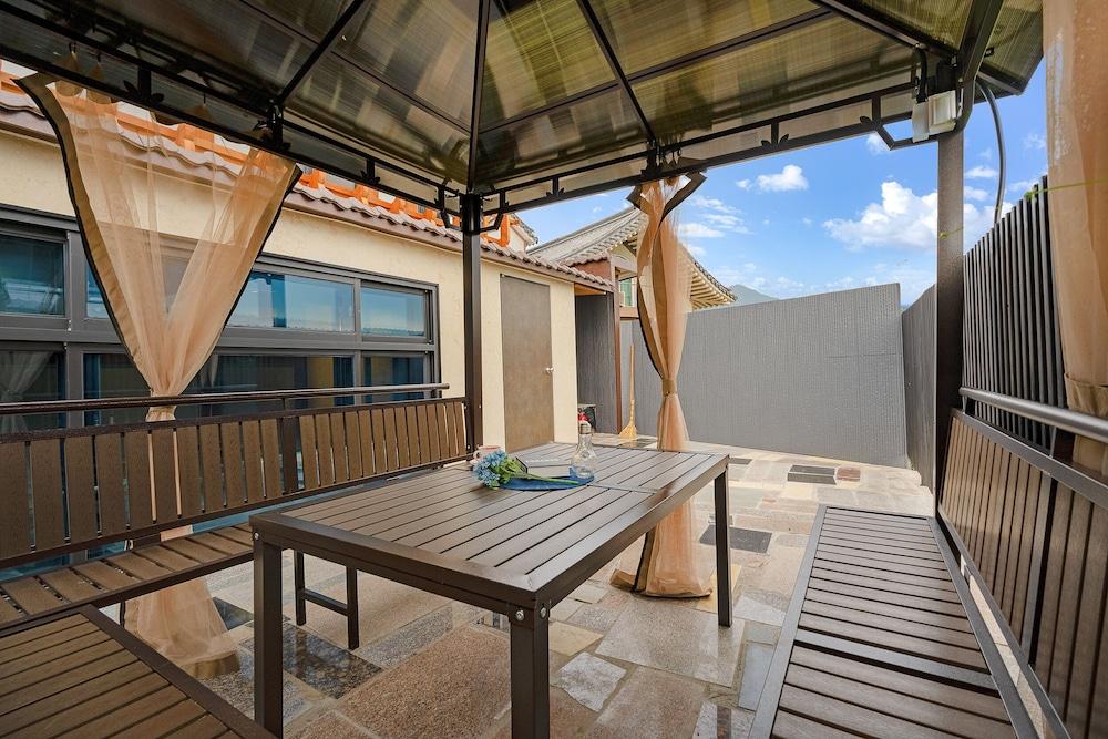 wangkyeong hanoak poolvilla