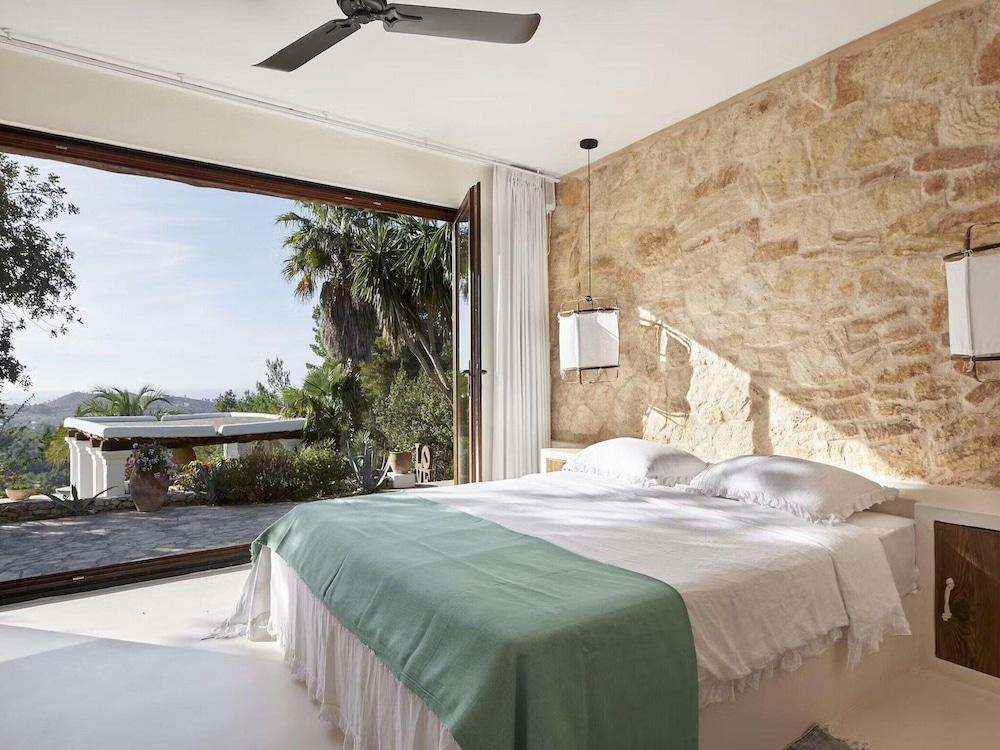 Hillside Villa With Sea-views