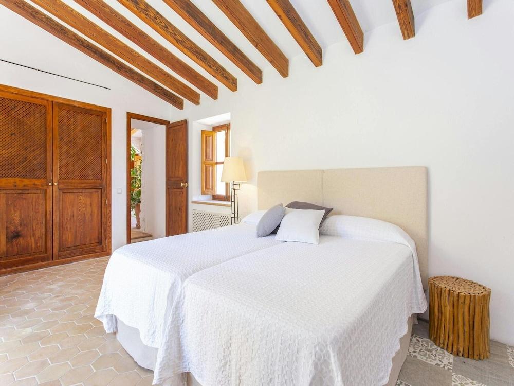 Stunning Farmhouse With Private Pool