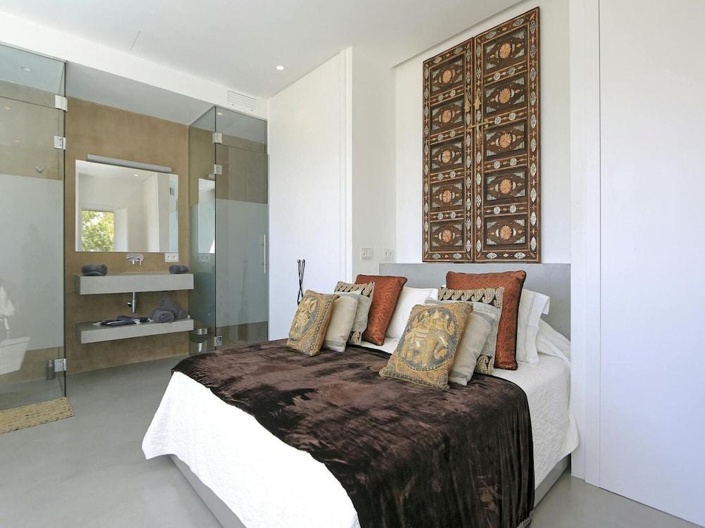 Holiday Home With Manicured Gardens