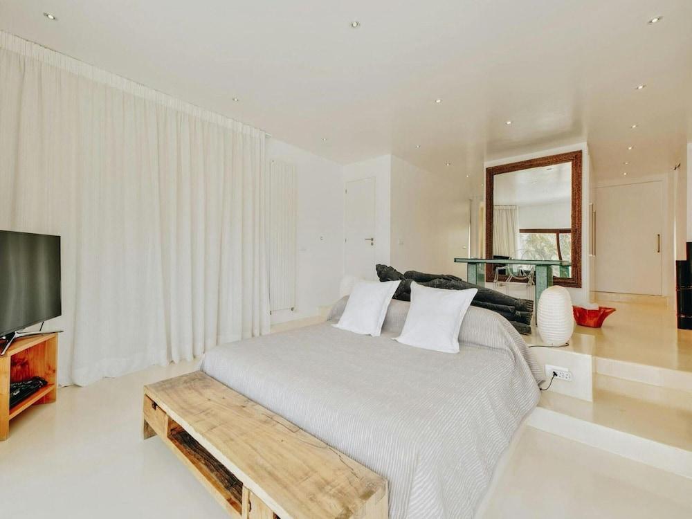 Holiday Home With Stunning Infinity Pool