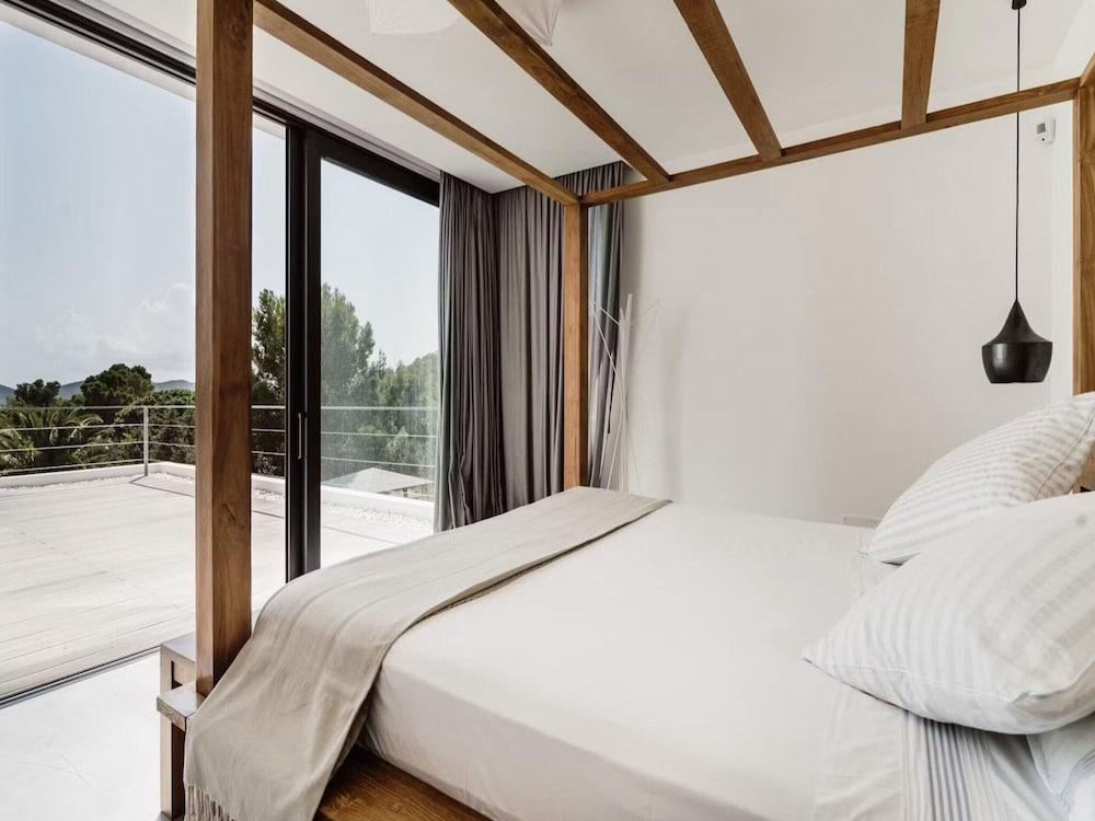 Modern Villa With Minimalistic Decor