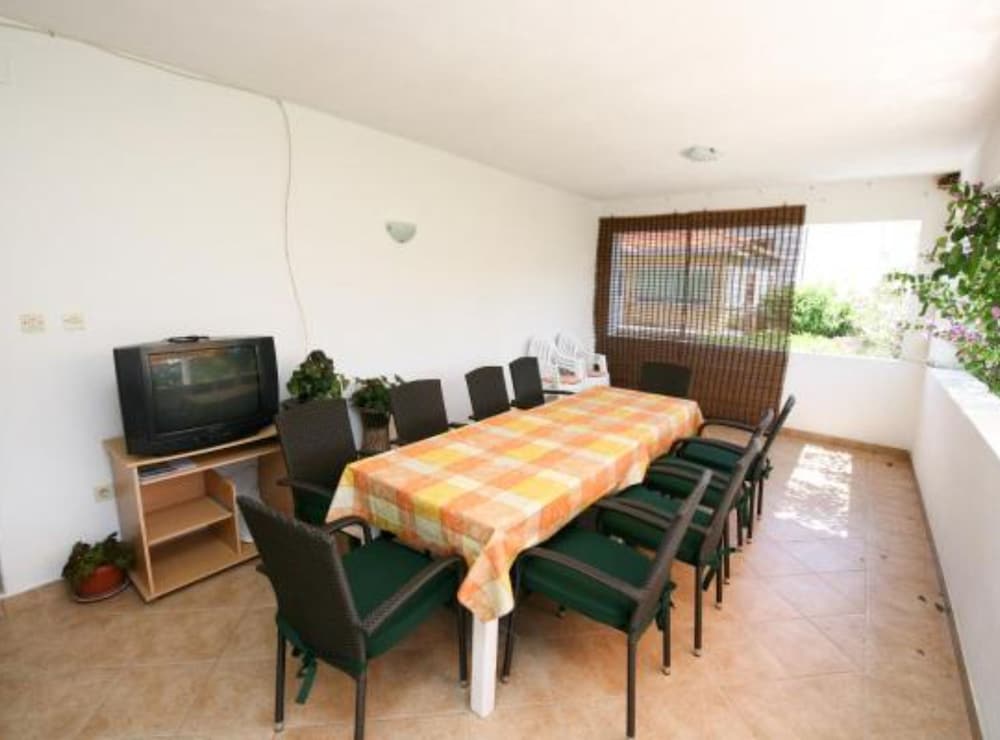 Spacious Beachfront Apartment Ciovo