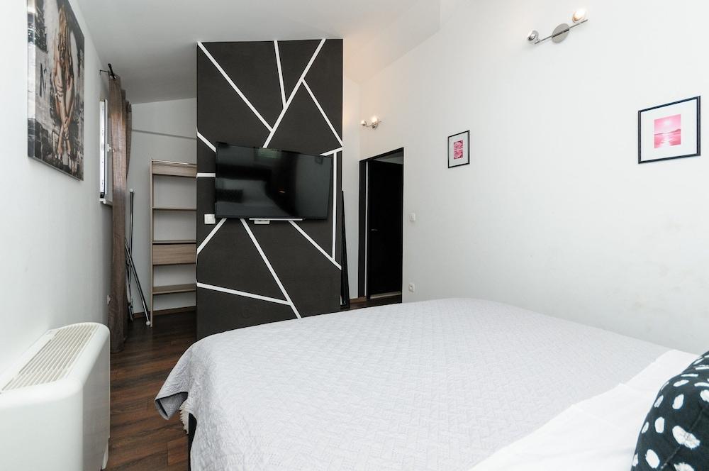 Luxury Villa With Heated Pool, Terrace, and Outdoor Amenities for Relaxation