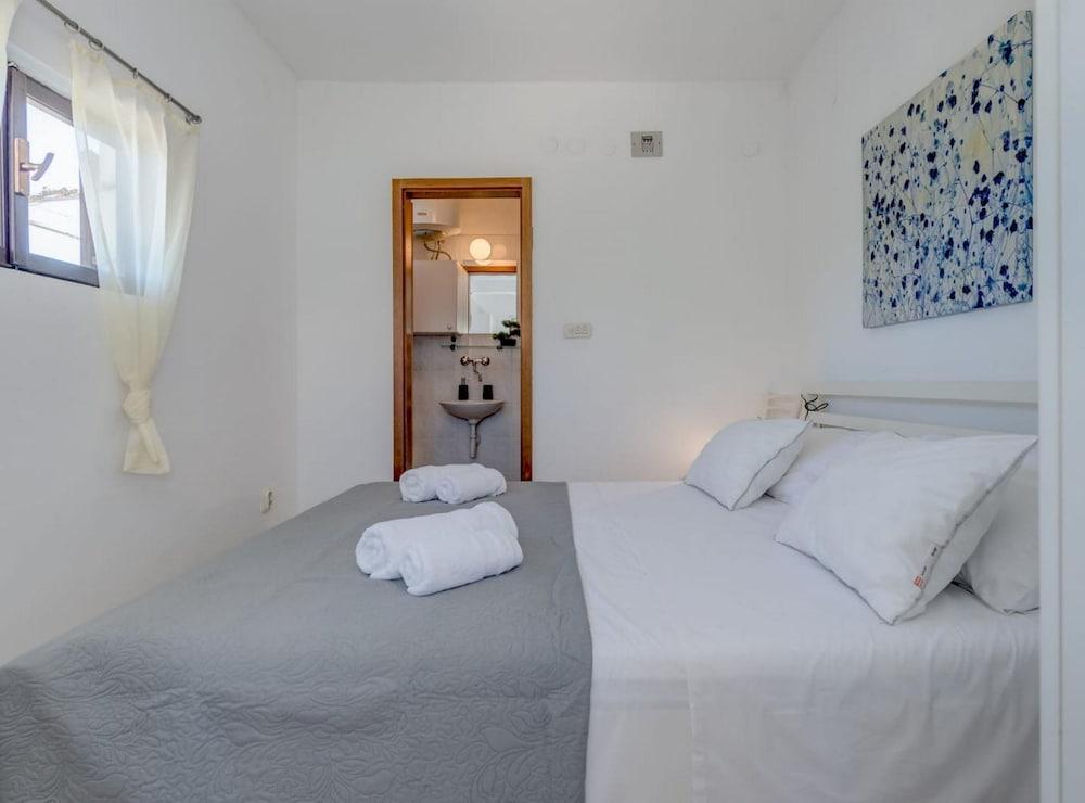 Seaside Getaway Holiday Home With Patio Slatine