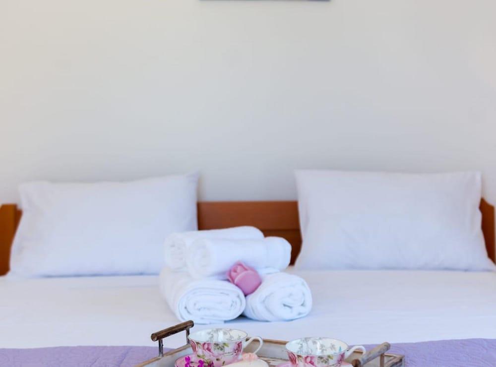 Seaside Getaway Holiday Home With Patio Slatine