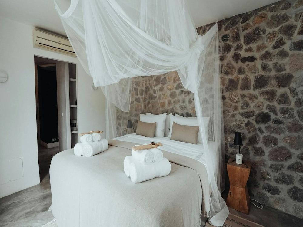 Luxurious Villa With Bright Terrace