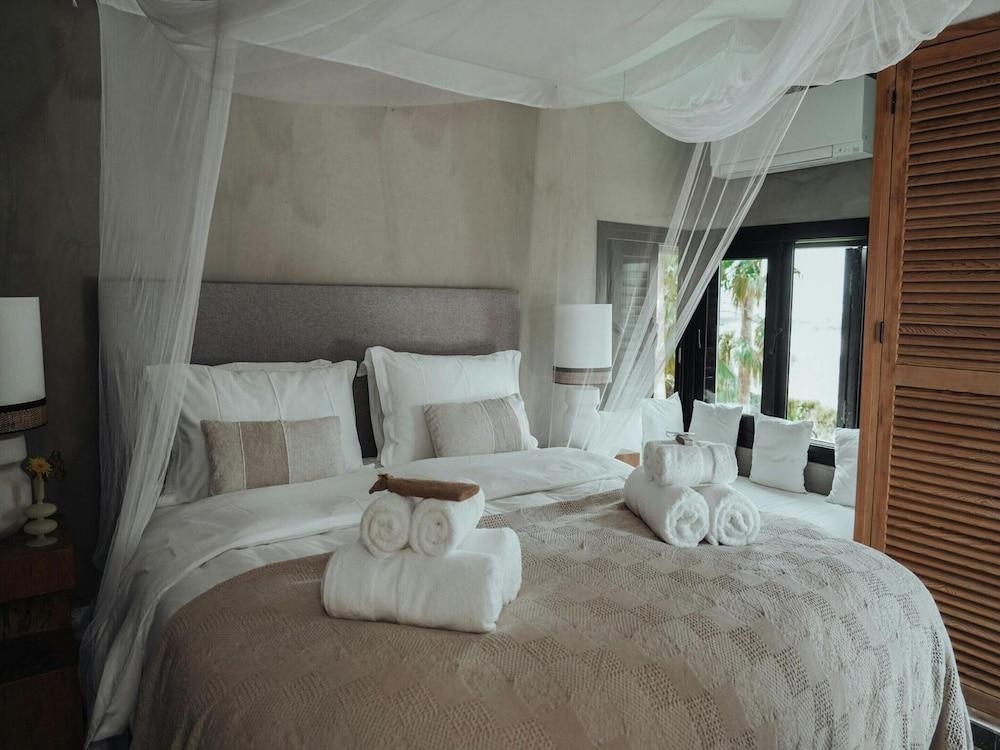 Luxurious Villa With Bright Terrace