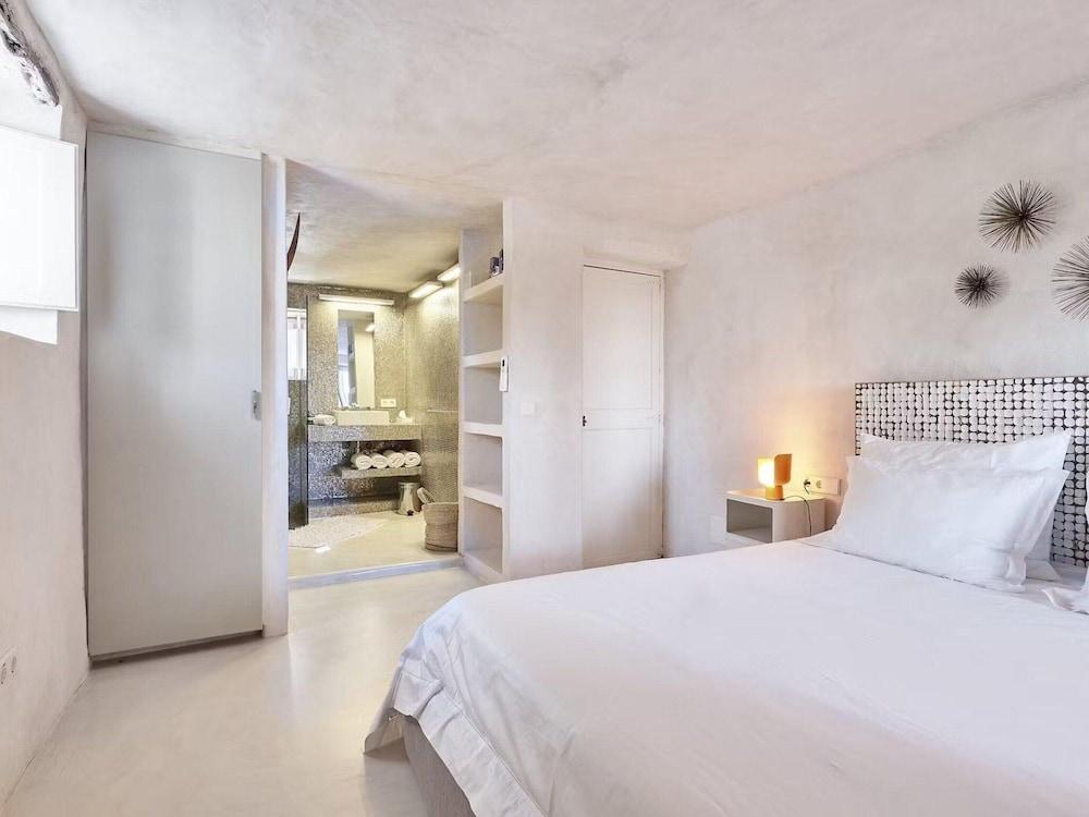 Idyllic Villa With Swimming Pool