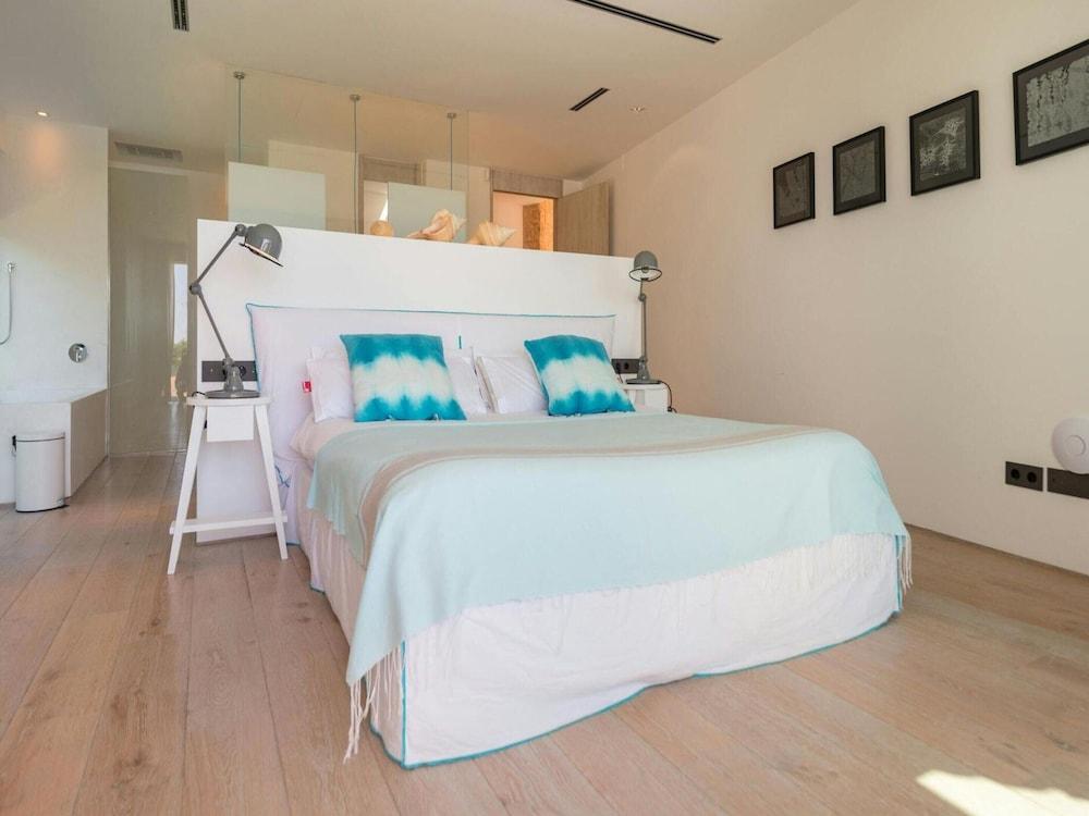 Stunning Villa With Modern Appliances