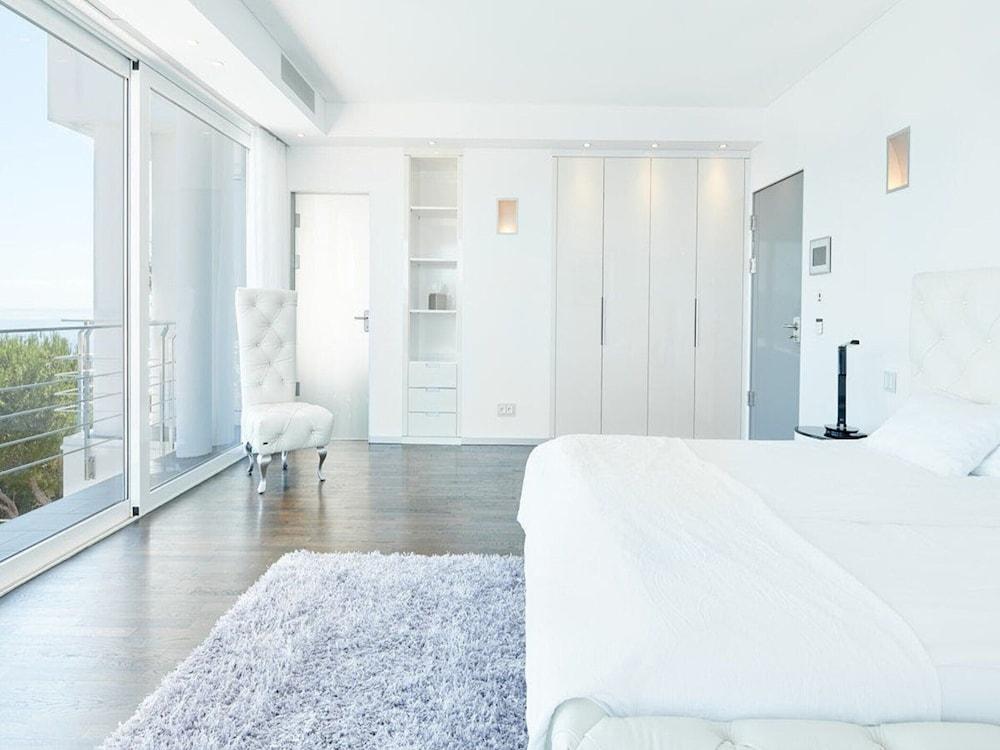 Lavish Villa With Infinity Pool and Views