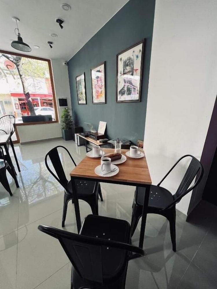 BLACK STAR ART HOSTEL