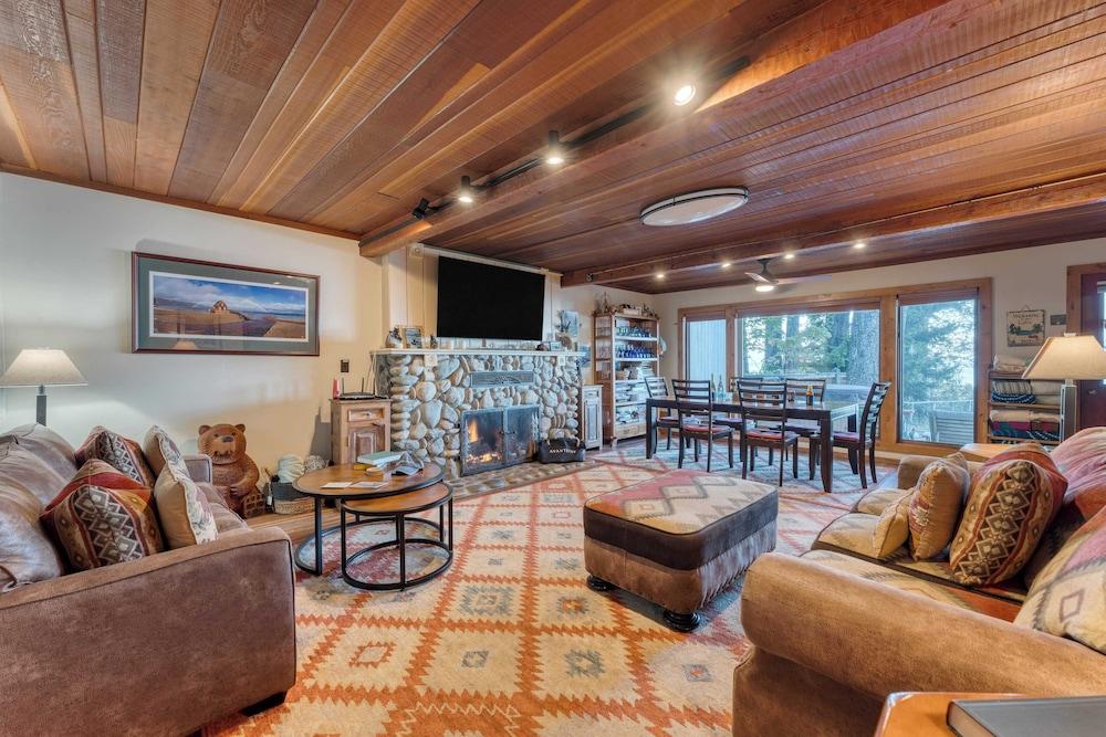 Lakefront Haven by Avantstay Minutes to Ski Resorts Private Dock