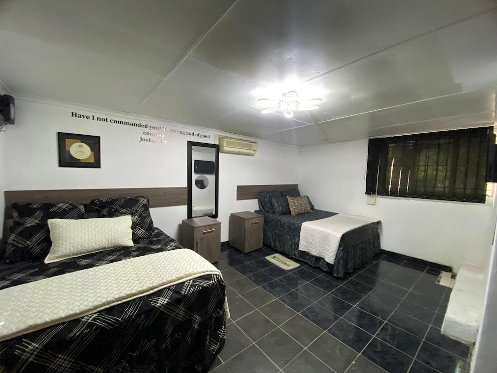 Cozy  Cabin Guest Lodge