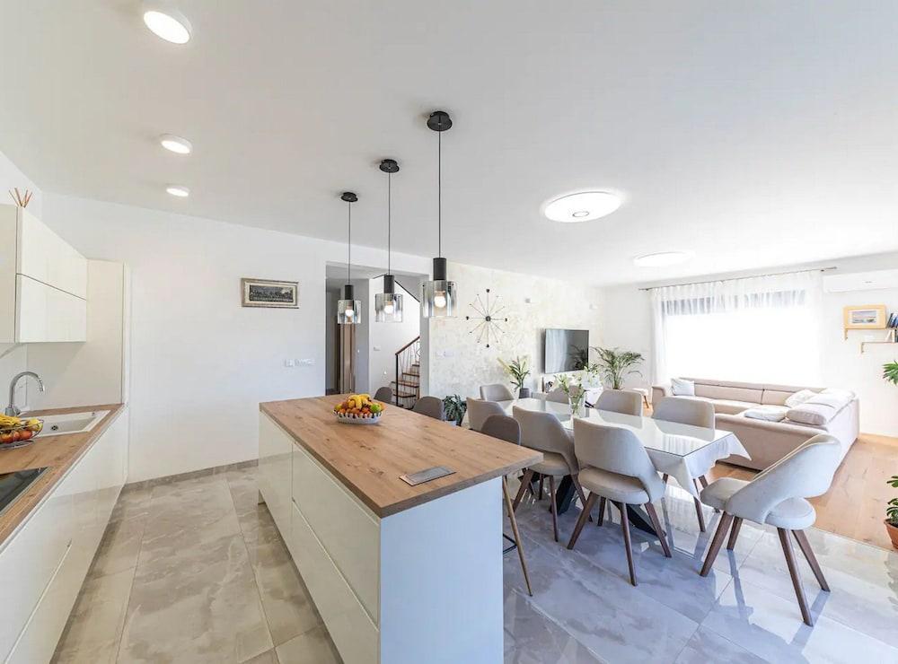 Luxurious Sanctuary Villa Primorski Dolac With Pool