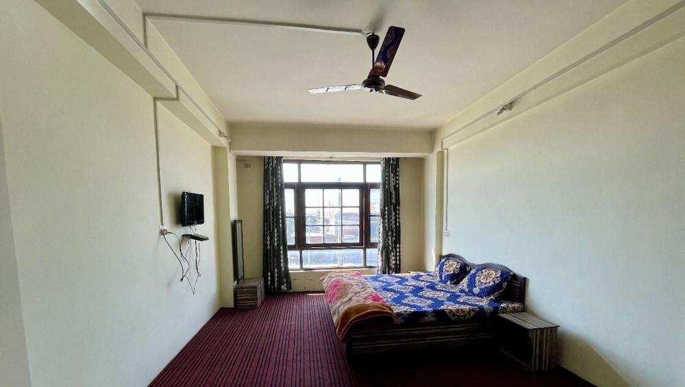 Goroomgo Burge Green Guest House