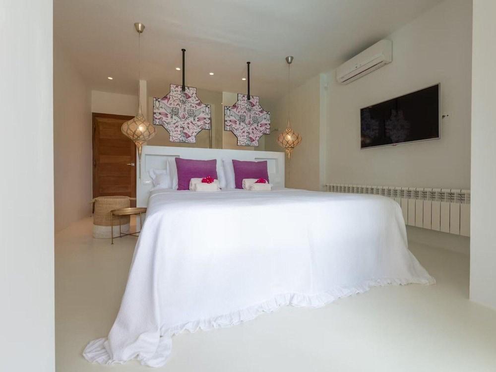 Impressive Holiday Home With Views