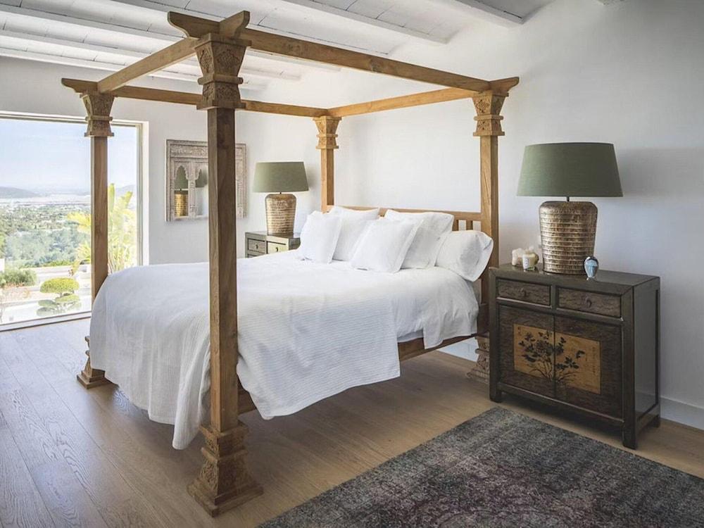 Impressive Holiday Home With Views