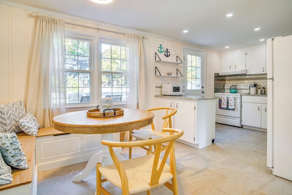 Bike to Private Beach: Cape Cod Escape w/ Sunroom