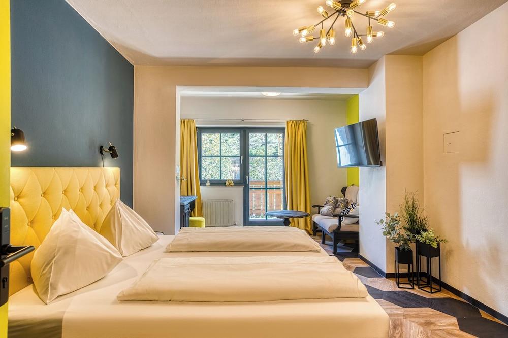 Boutique house happYellow